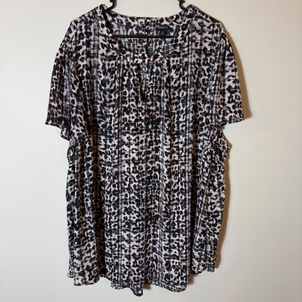 Torrid Size 5 Black White Leopard Print Blouse Keyhole Short Sleeve